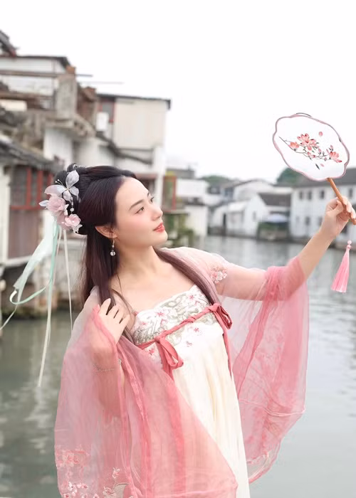 Midu luôn chăm chút ngoại hình. Cô tập pilates, gym để giữ dáng.