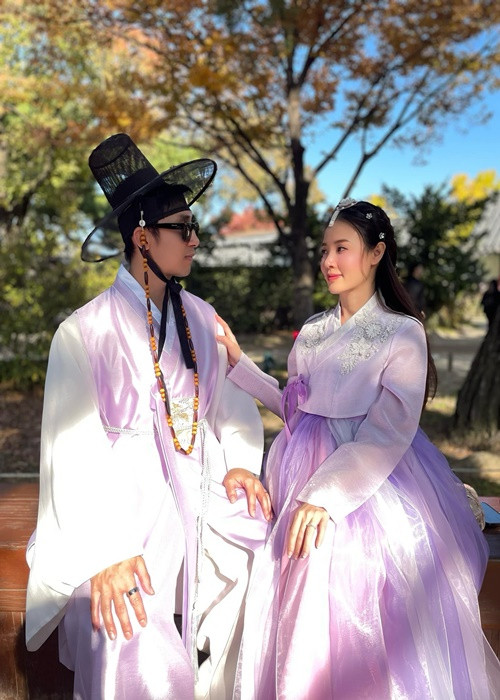 Vợ chồng Midu diện trang phục truyền thống của người Hàn Quốc.