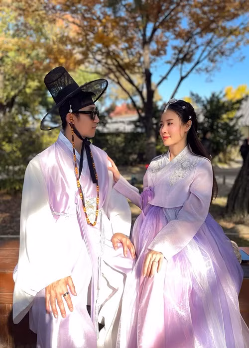 Vợ chồng Midu diện trang phục truyền thống của người Hàn Quốc.