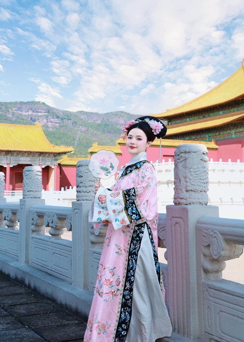 Trong chuyến du lịch Trung Quốc mới đây, Midu liên tục mặc trang phục cổ trang.