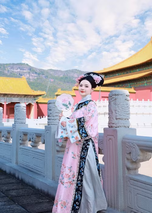 Trong chuyến du lịch Trung Quốc mới đây, Midu liên tục mặc trang phục cổ trang.