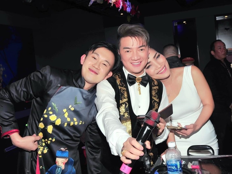 Hồng Ngọc luôn yêu quý Đàm Vĩnh Hưng. Trong một lần đi ăn nhậu, khi thấy có người nói giọng miệt thị Mr Đàm, Hồng Ngọc định đánh người đó để bênh vực đàn anh. Ảnh: FB Hồng Ngọc.