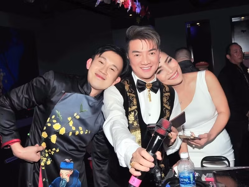 Hồng Ngọc luôn yêu quý Đàm Vĩnh Hưng. Trong một lần đi ăn nhậu, khi thấy có người nói giọng miệt thị Mr Đàm, Hồng Ngọc định đánh người đó để bênh vực đàn anh. Ảnh: FB Hồng Ngọc.