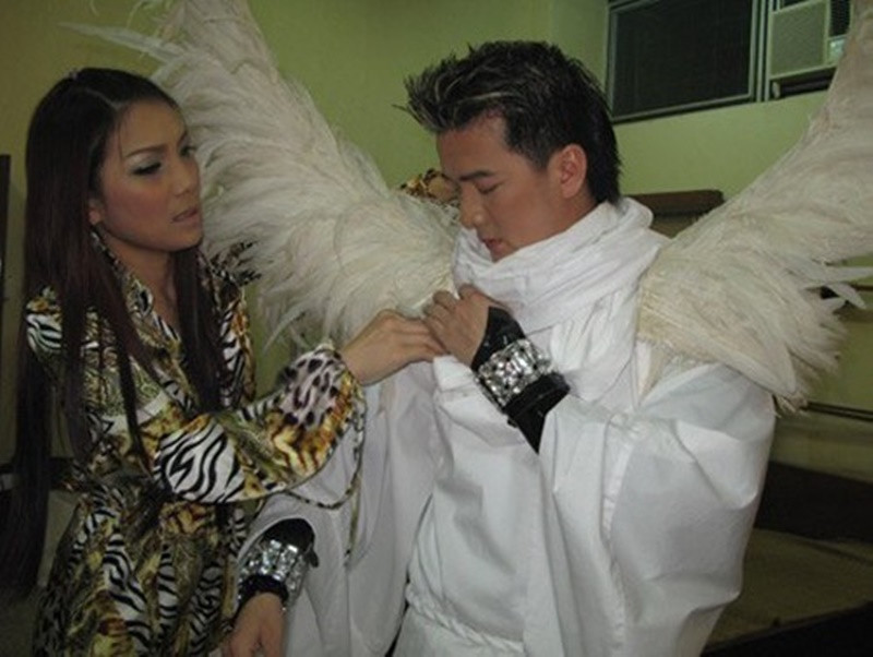 Hồng Ngọc chia sẻ trên Giáo Dục Việt Nam, những chuyến lưu diễn, cô luôn được Mr Đàm chăm sóc. Nam ca sĩ sẵn sàng ăn cơm thừa của Hồng Ngọc, đẩy xe và bế cô khi cô bị ốm. Ảnh: Giáo Dục Việt Nam.