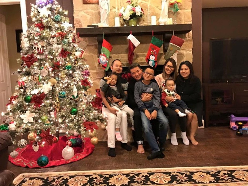 Mỗi lần ở Mỹ, Đàm Vĩnh Hưng đều đến thăm vợ chồng Hồng Ngọc. Khi về Việt Nam, vợ chồng Hồng Ngọc cũng thường xuyên gặp gỡ Mr Đàm. Ảnh: Thế Giới Điện Ảnh.