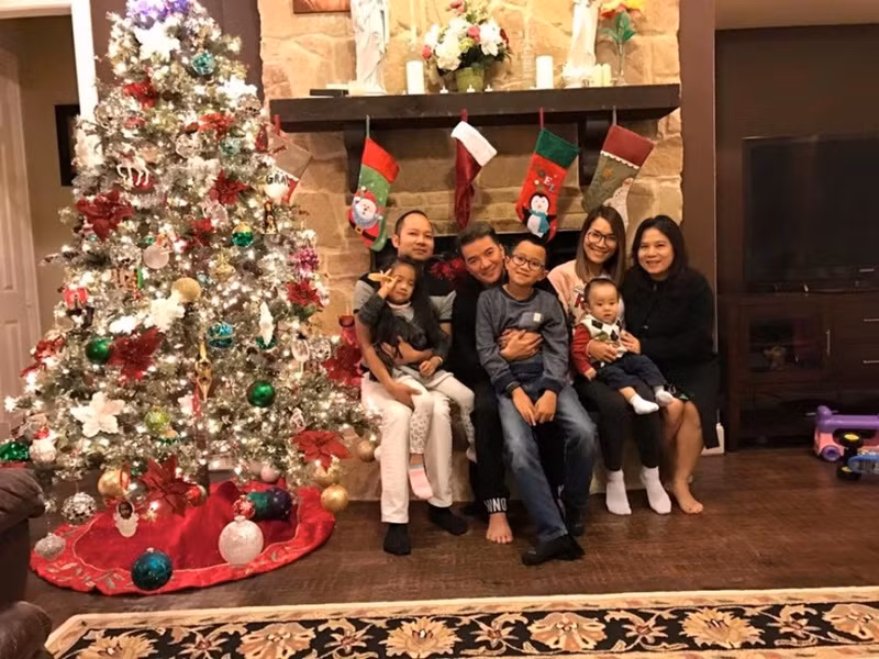 Mỗi lần ở Mỹ, Đàm Vĩnh Hưng đều đến thăm vợ chồng Hồng Ngọc. Khi về Việt Nam, vợ chồng Hồng Ngọc cũng thường xuyên gặp gỡ Mr Đàm. Ảnh: Thế Giới Điện Ảnh.