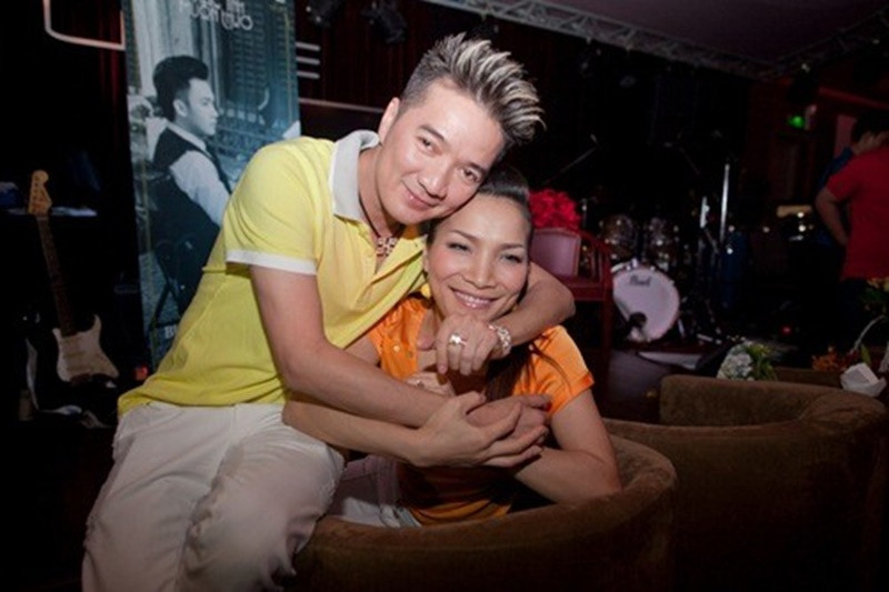 Tháng 5/2020, khi Hồng Ngọc bị bỏng do nổ nồi xông hơi, Đàm Vĩnh Hưng bật khóc. Nam ca sĩ còn liên hệ với một số bác sĩ chuyên ngành bỏng để gợi ý các phương thuốc cho đàn em từ xa. Ảnh: Tiền Phong.