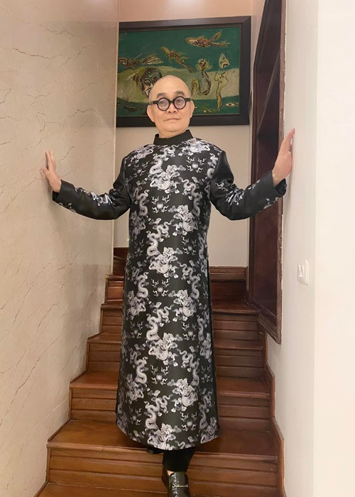 Nam nghệ sĩ chia sẻ trên Dân Việt: "Toàn là đồn tôi đột quỵ với ốm thôi. Tôi từng này tuổi rồi còn chưa phải uống thuốc thang gì mà cứ đồn ốm với chết, đau đầu quá".