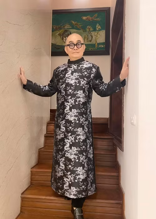 Nam nghệ sĩ chia sẻ trên Dân Việt: "Toàn là đồn tôi đột quỵ với ốm thôi. Tôi từng này tuổi rồi còn chưa phải uống thuốc thang gì mà cứ đồn ốm với chết, đau đầu quá".