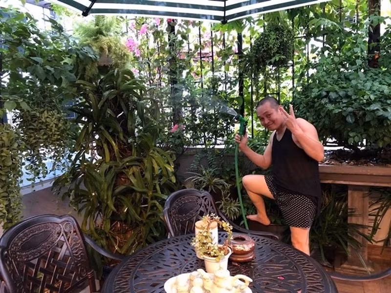 Ở nhà, "vua hài đất Bắc" thích dọn dẹp nhà cửa, chăm sóc cây trong vườn.