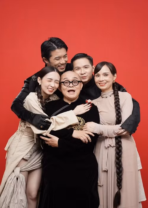 Ở tuổi 64, Xuân Hinh có tổ ấm hạnh phúc bên vợ con.