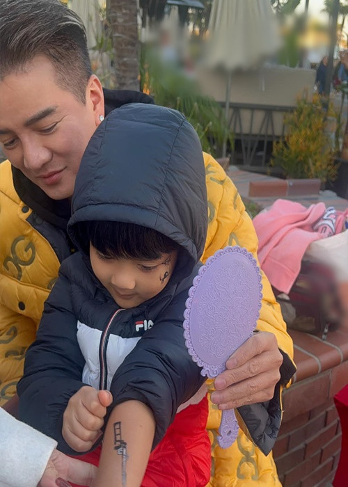 Ít ngày trước, Mr Đàm cùng quý tử đón Halloween ở Mỹ. Ảnh: FB Đàm Vĩnh Hưng.