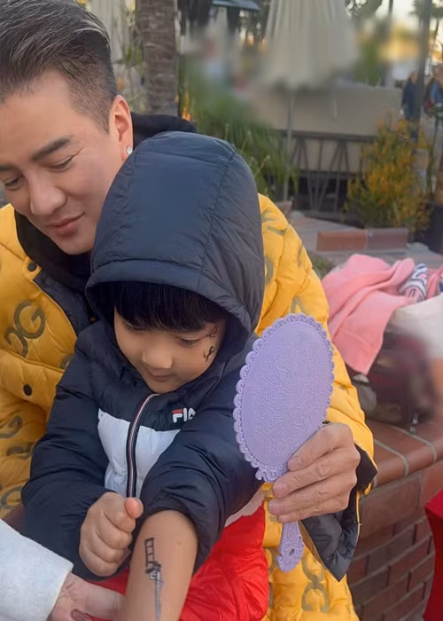 Ít ngày trước, Mr Đàm cùng quý tử đón Halloween ở Mỹ. Ảnh: FB Đàm Vĩnh Hưng.