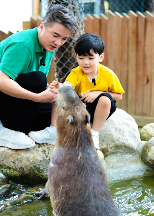 "Ông hoàng nhạc Việt" dành nhiều thời gian đưa con trai đi chơi. Ảnh: FB Đàm Vĩnh Hưng.
