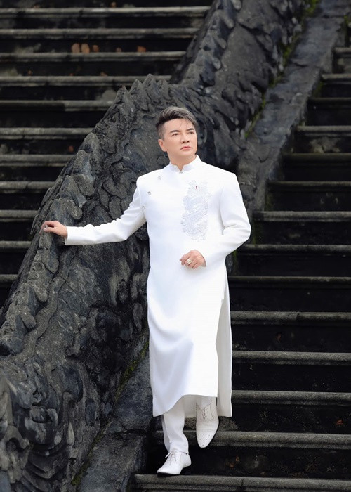 Tháng 7/2024, Đàm Vĩnh Hưng bị xử phạt hành chính 27,5 triệu, đồng thời bị cấm diễn và ra sản phẩm nghệ thuật trong 9 tháng sau khi đeo huy hiệu “lạ” trong đêm nhạc tháng 5/2024. Ảnh: FB Đàm Vĩnh Hưng.