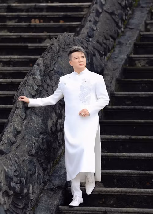 Tháng 7/2024, Đàm Vĩnh Hưng bị xử phạt hành chính 27,5 triệu, đồng thời bị cấm diễn và ra sản phẩm nghệ thuật trong 9 tháng sau khi đeo huy hiệu “lạ” trong đêm nhạc tháng 5/2024. Ảnh: FB Đàm Vĩnh Hưng.