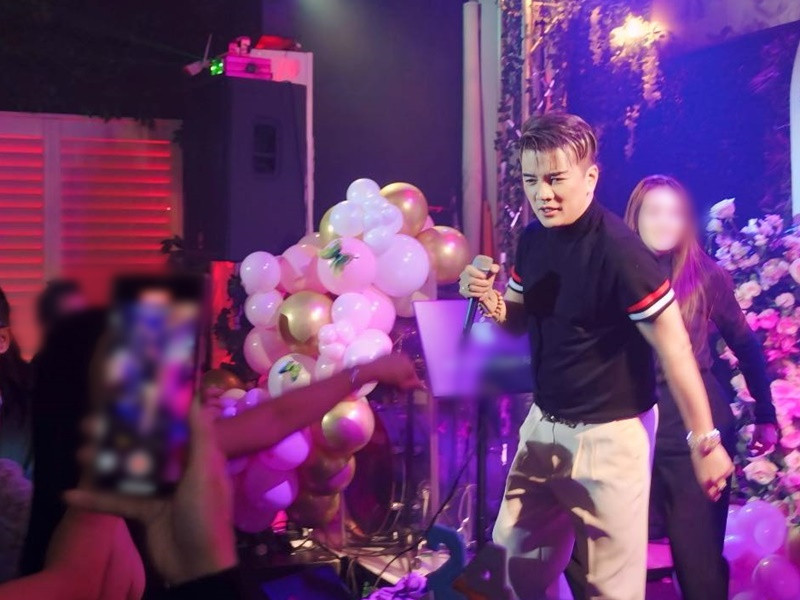 “Hưng tổ chức tiệc sinh nhật cho cháu đêm qua. Khách đã được một phen bất ngờ và thú vị khi Hưng lên sân khấu hát gần 20 bài. Khán giả vẫn cuồng nhiệt và đang mong đợi ngày Hưng trở lại biểu diễn chính thức”, Trizzie Phương Trinh chia sẻ. Ảnh: FB Trizzie Phương Trinh.