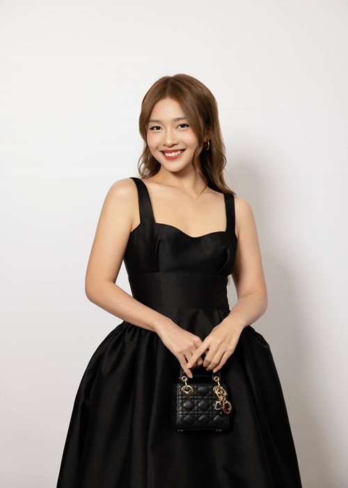 Uống thuốc kháng viêm dạng men được 5 phút, Khả Ngân bị sốc phản vệ. Cô phải nhập viện cấp cứu. Cuối tháng 10/2024, đại diện của Khả Ngân chia sẻ, sức khỏe của nữ diễn viên tạm ổn sau khi nhập viện.