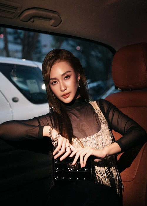 Khả Ngân sành điệu, cá tính khi tham gia một sự kiện ở Singapore.