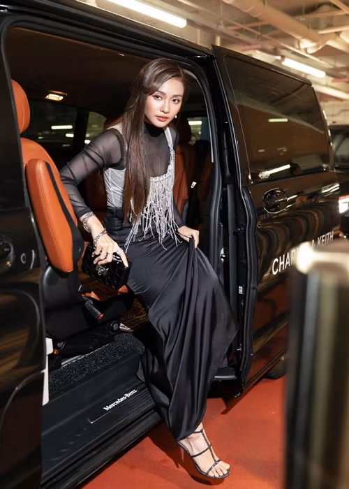 Nữ diễn viên 27 tuổi thường diện váy áo nửa kín nửa hở.