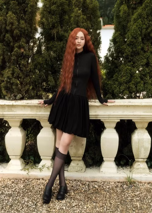 Nữ diễn viên phim Gia đình mình vui bất thình lình khéo chọn trang phục để tôn lên vóc dáng mình hạc xương mai.