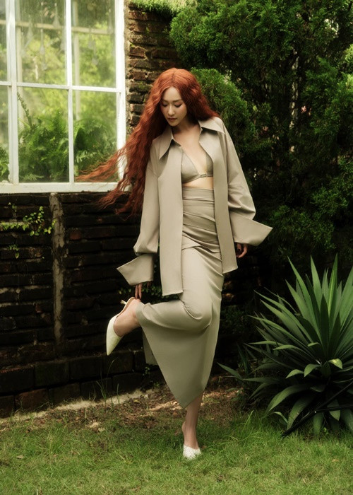 Khả Ngân khoe thân hình thon gọn, quyến rũ với mốt lộ nội y.