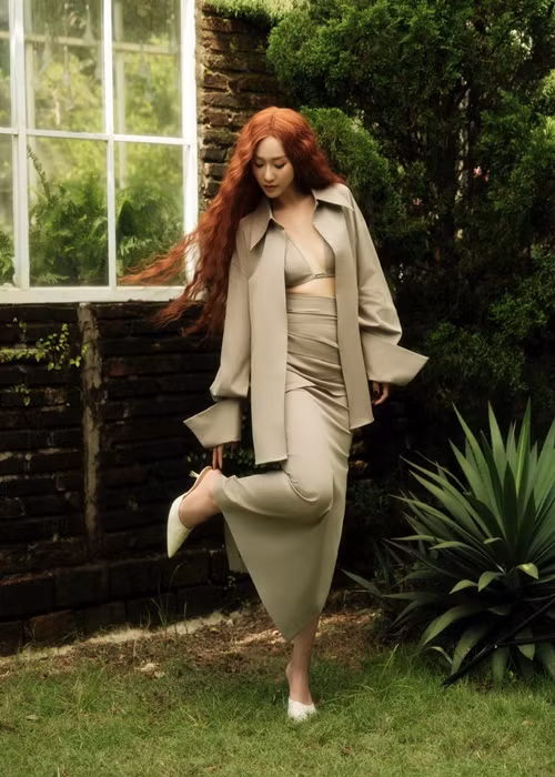 Khả Ngân khoe thân hình thon gọn, quyến rũ với mốt lộ nội y.