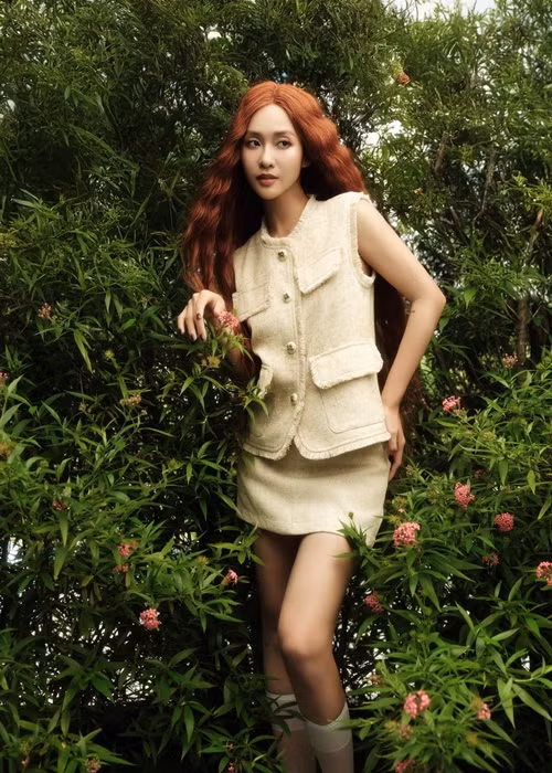 Khả Ngân không sở hữu ba vòng nóng bỏng nhưng vẫn thu hút mọi ánh nhìn.