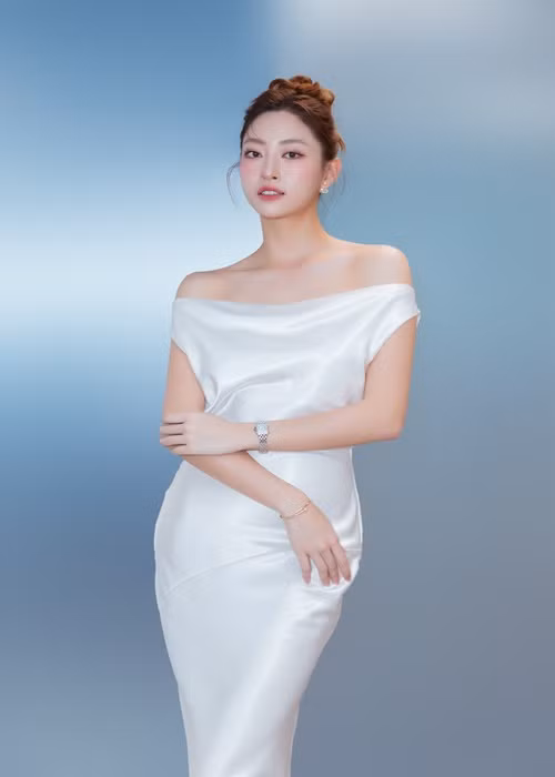  Hoa hậu Lương Thùy Linh vừa đến trường nhập học chương trình tiến sĩ chuyên ngành Kinh tế Quốc tế tại Đại học Kinh tế thuộc Đại học Quốc gia Hà Nội.