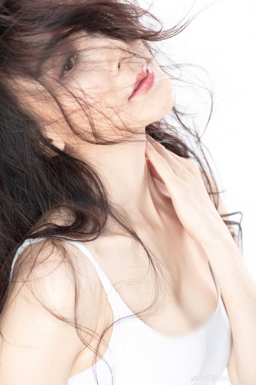 Nữ diễn viên được khen ngợi trẻ trung, gợi cảm hơn ở tuổi 58. Ảnh: Weibo Tiêu Tường.