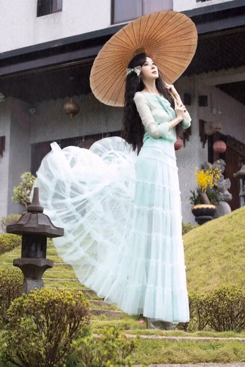 Mới đây, cô tiết lộ một vài hình ảnh trong bộ lịch năm 2025 với chủ đề Thanh Xà để phù hợp với con giáp Ất Tỵ. Ảnh: Tiền Phong.