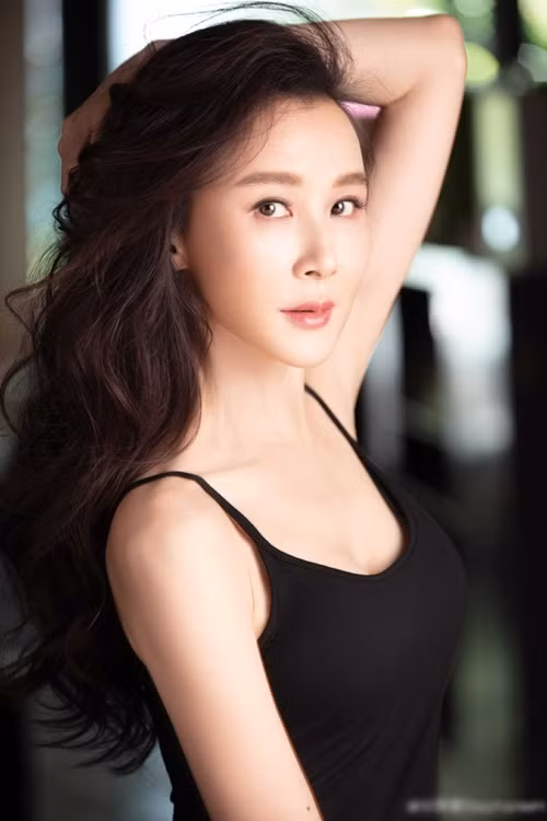 Tiêu Tường giữ vóc dáng thon gọn nhờ chăm tập yoga. Ảnh: Weibo Tiêu Tường.