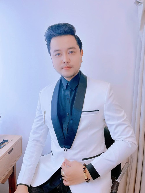 Nam người mẫu tập trung kinh doanh trong những năm qua. Ảnh: FB Vũ Hoàng Việt.