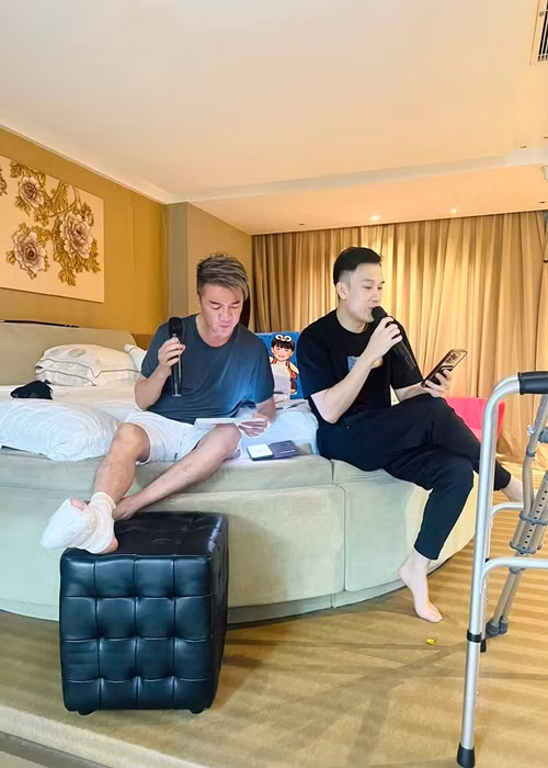 Vì tai nạn, nam ca sĩ quyết định rời 2 đêm liveshow sang tháng 5.