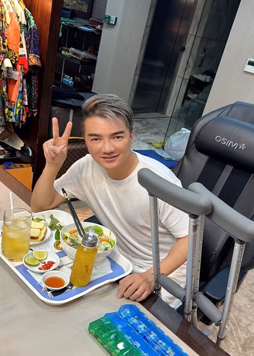 Theo Người Lao Động, cộng đồng người Việt ở Mỹ cho rằng giá điều trị của Đàm Vĩnh Hưng trong 2 tuần nếu không có bảo hiểm có thể lên tới 840.000 USD (tương đương 20 tỷ đồng).