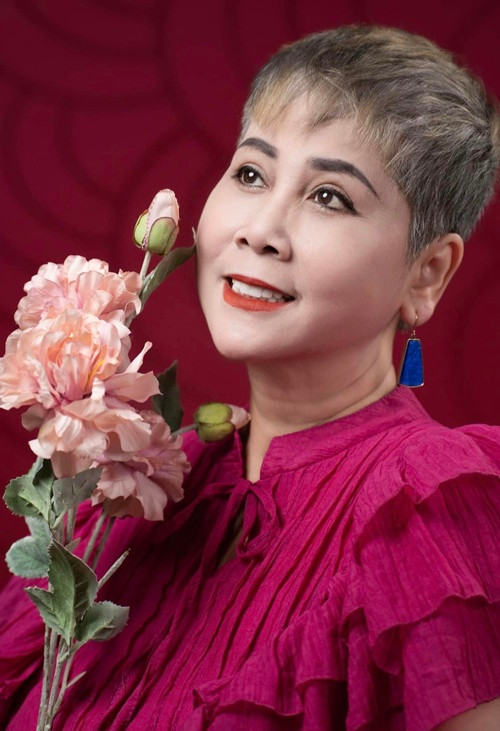 Ở tuổi 63, NSND Minh Hằng để tóc tém cá tính.