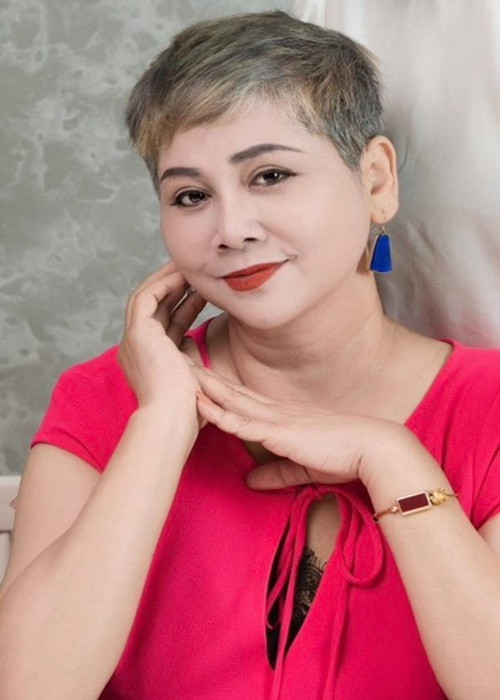 Nữ nghệ sĩ được khen ngợi có phong cách ăn mặc trẻ trung.