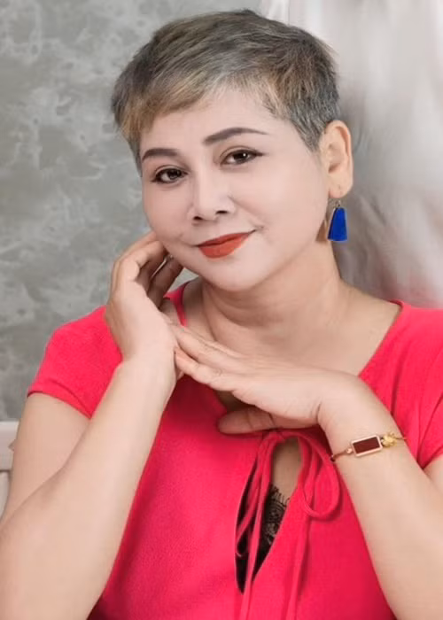 Nữ nghệ sĩ được khen ngợi có phong cách ăn mặc trẻ trung.