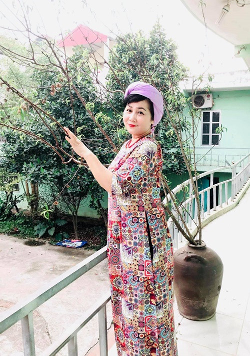 "Táo bà" chăm sóc cây cối, chơi cùng thú cưng ở nhà vườn khi không đi diễn.