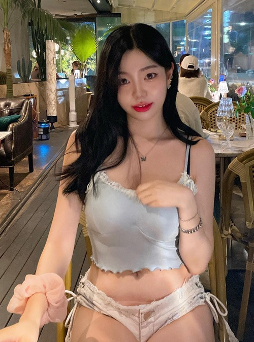 Xuất hiện ở một quán ăn uống, hot girl Kim Chae Young mặc hở bạo. Cô nàng diện áo hai dây kết hợp cùng quần short ngắn bằng bàn tay.