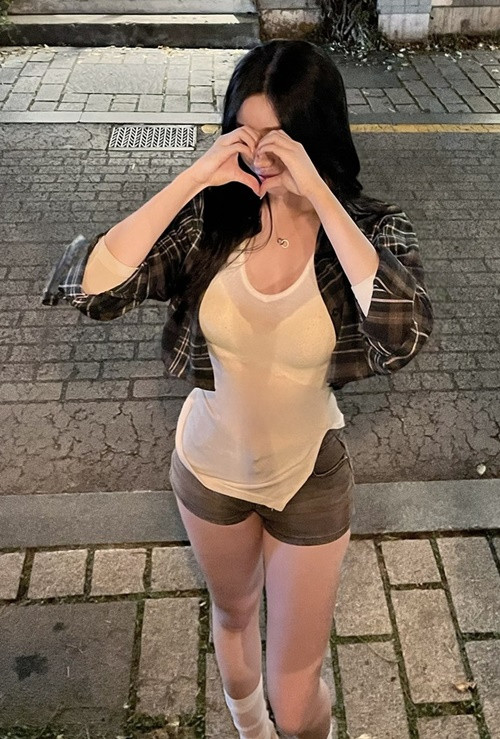 Theo Sohu (Trung Quốc), Kim Chae Young là một tiếp viên hàng không.