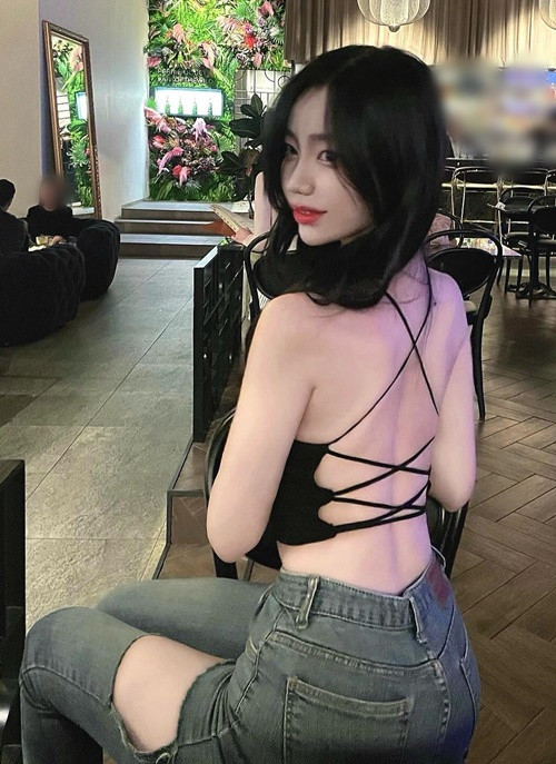 "Kim Chae Young không chỉ có khuôn mặt đẹp như thiên thần mà còn có thân hình nóng bỏng", Sohu khen ngợi nhan sắc của Kim Chae Young.