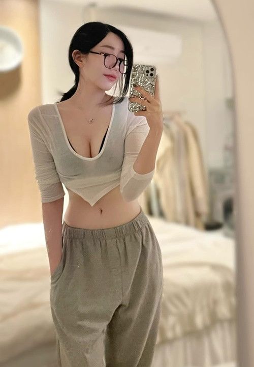 Cô nàng diện áo xuyên thấu từ nhà ra phố.