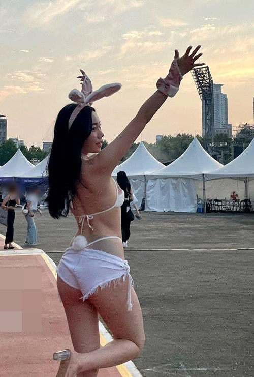 Trước đó, Kim Chae Young cũng gây tranh cãi khi diện quần shorts hở lấp ló vòng 3 trong một lễ hội.