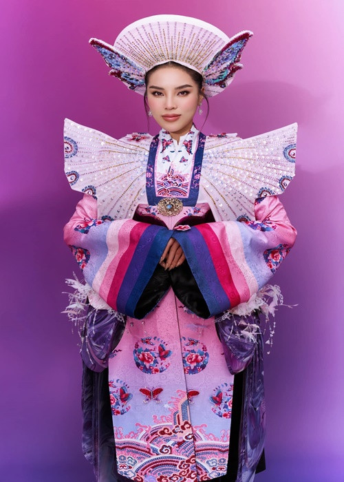 Trang phục dân tộc của Hoa hậu Kỳ Duyên lấy cảm hứng từ chiếc Lọng Bướm dưới thời triều Nguyễn vào thế kỷ 20.
