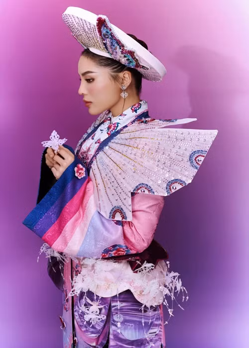 Bộ trang phục giúp Kỳ Duyên tái hiện hình ảnh người phụ nữ vương triều thanh lịch, e ấp nhưng vẫn toát lên vẻ quyền quý.