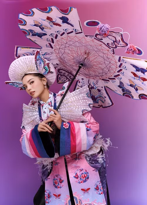 Chiếc lọng bung mở, tạo nên hình ảnh "nhộng hóa bướm" tượng trưng cho sự chuyển mình của Kỳ Duyên.