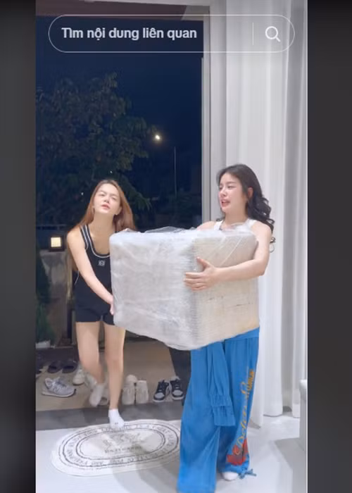 Mie mời nhiều đồng nghiệp trong chương trình Chị đẹp đạp gió 2024 đến dự tiệc tân gia. Ảnh: TikTok Mie.