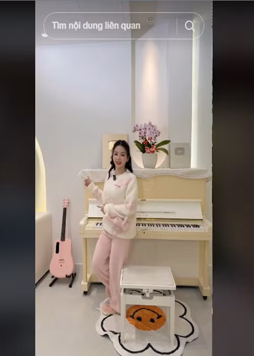 Mie khoe một góc căn nhà trưng bày đàn piano và guitar. Ảnh: TikTok Mie.