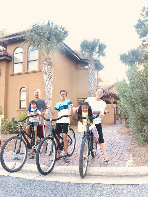 Mỗi dịp hè, vợ chồng Hồng Ngọc đưa các con đến biệt thự ở Florida, Mỹ để nghỉ dưỡng.